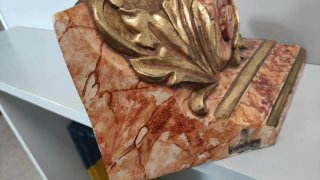 Consola esquinera para imagen o escultura. Buen es