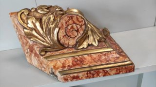 Consola esquinera para imagen o escultura. Buen es
