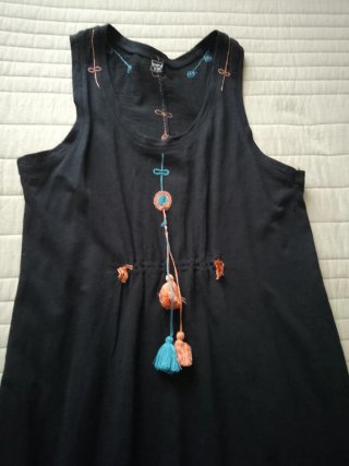 Vestido largo negro con detalles