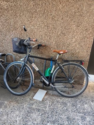 Bicicleta de paseo negra con cesta