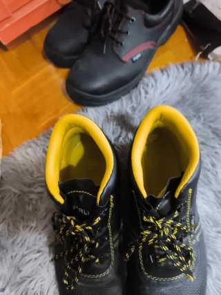 Zapatos de seguridad negros y amarillos