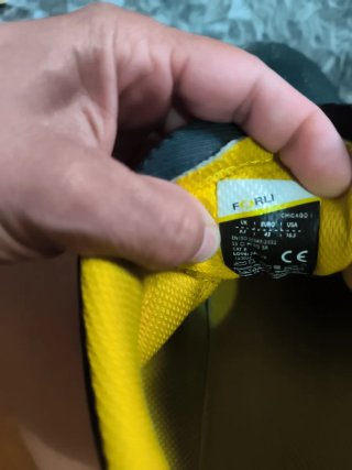 Zapatos de seguridad negros y amarillos