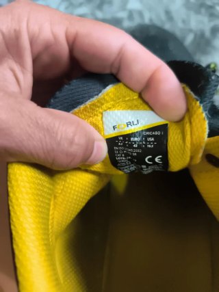 Zapatos de seguridad negros y amarillos