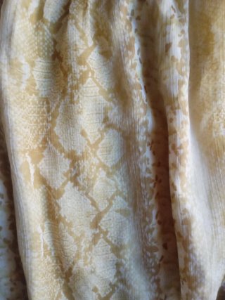 2 vestidos:1 vestido amarillo, 1 vestido paisley.