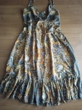 2 vestidos:1 vestido amarillo, 1 vestido paisley.