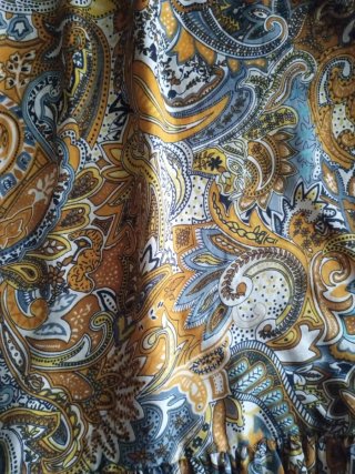 2 vestidos:1 vestido amarillo, 1 vestido paisley.