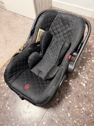 Silla de coche negra acolchada