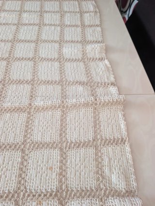 Mantel o tapete tejido a cuadros beige y blanco