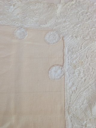 Mantel o tapete tejido a cuadros beige y blanco