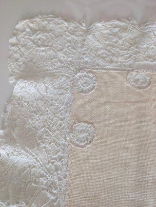 Mantel o tapete tejido a cuadros beige y blanco
