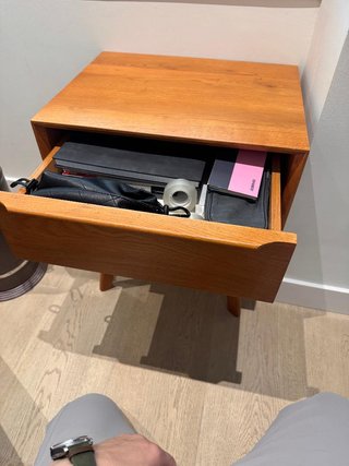 Mesita de noche de madera