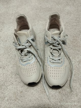 Zapatillas beige y plateadas;