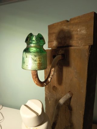 Madera Grande con Aislantes Eléctricos
