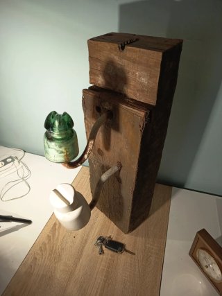 Madera Grande con Aislantes Eléctricos