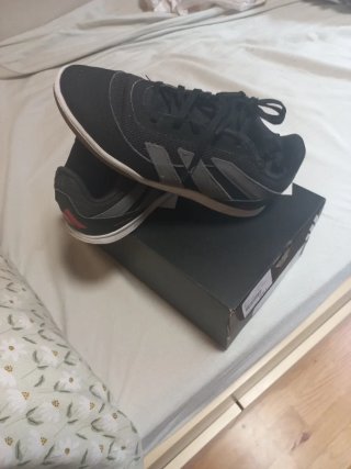 REGALO Deportivas Adidas Negras y Rojas,POR COMPRA