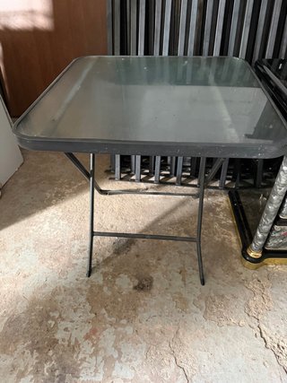 Mesa de metal con tapa de cristal