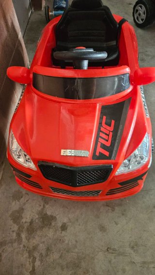Coche eléctrico infantil rojo