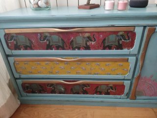 Mueble restaurado azul elefantes