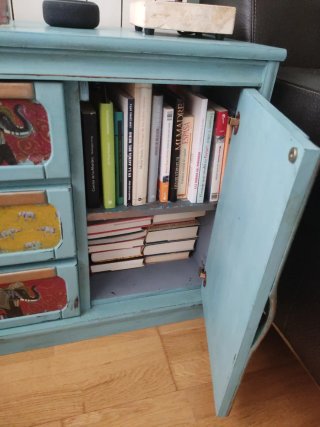 Mueble restaurado azul elefantes