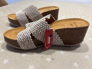 Cuñas marca Camilla’s Verano Beige/Blanco Talla 37