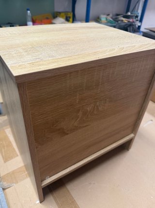 Mesita de noche de madera y plástico