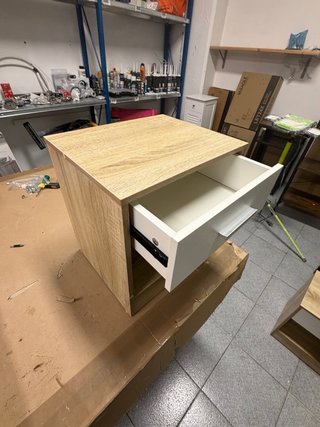 Mesita de noche de madera y plástico