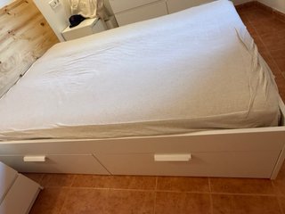 Cama blanca con cajones