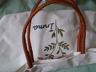 Bolso de tela blanco con flores y nombre
