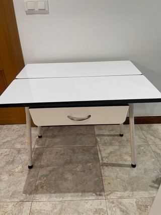 Mesa auxiliar extensible con cajón