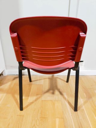 Silla roja vintage muy robusta. Original