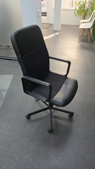Silla de oficina ergonómica negra