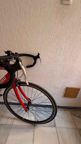 Bicicleta de carretera roja