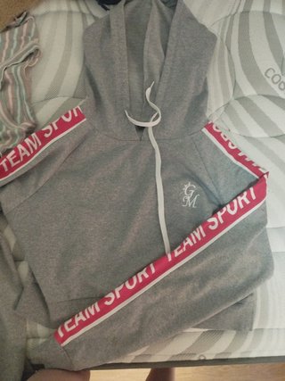Sudadera corta gris con detalles rojos