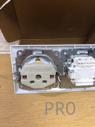 Interruptor doble con base schuko