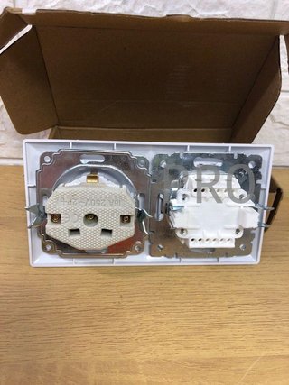 Interruptor doble con base schuko