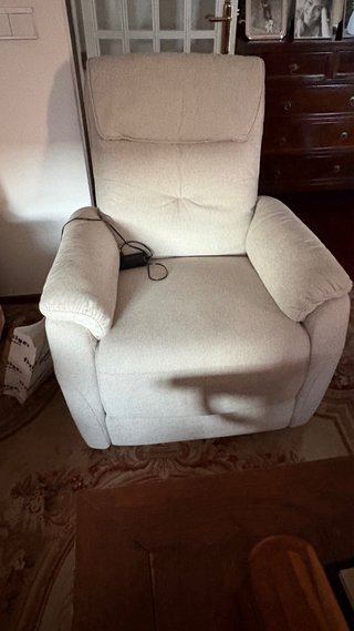 Sillón reclinable beige con mando