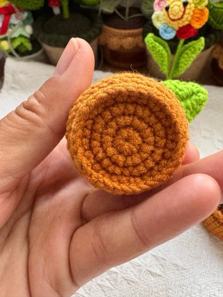 Flor tejida a crochet hecha a mano con maceta