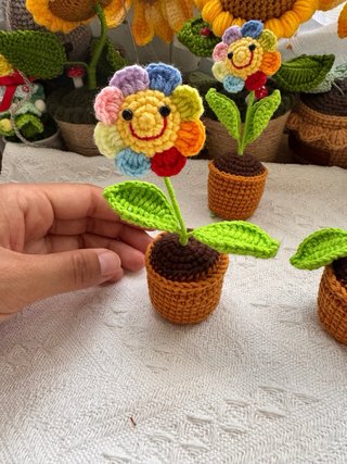 Flor tejida a crochet hecha a mano con maceta