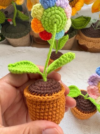 Flor tejida a crochet hecha a mano con maceta