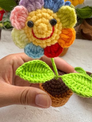 Flor tejida a crochet hecha a mano con maceta