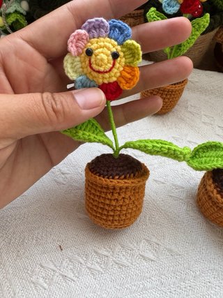 Flor tejida a crochet hecha a mano con maceta