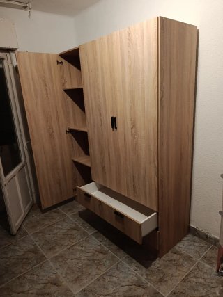 Armario de madera color beige y marrón