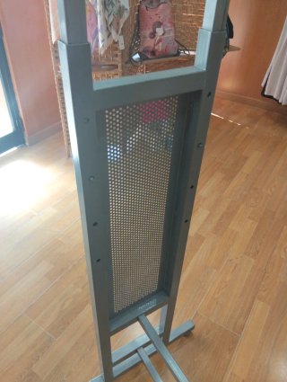 Perchero de ropa metálico con balda de cristal