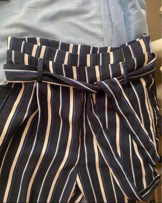 Pantalón recto rayas azul y blanco con cinturón
