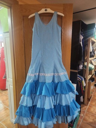 Traje de flamenca azul con lunares