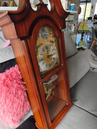 Reloj de pared antiguo de madera