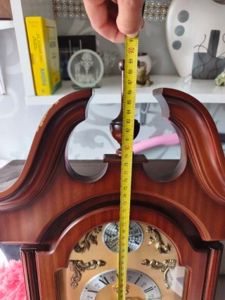 Reloj de pared antiguo de madera