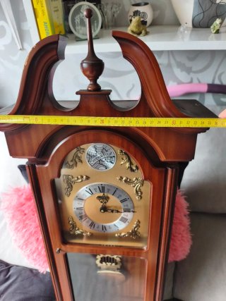 Reloj de pared antiguo de madera