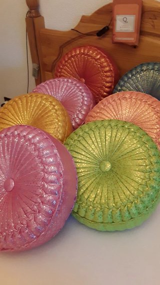 Cuscini decorativi rotondi, molto belli.