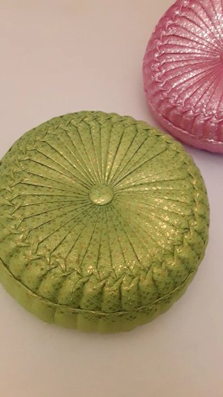 Cuscini decorativi rotondi, molto belli.